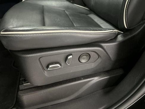Used 2022 Cadillac Escalade Premium Luxury AWD/4WD image 13