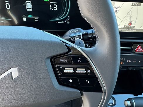 New 2025 Kia Niro EX image 24