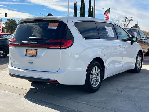 Certified 2024 Chrysler Pacifica Touring-L image 8