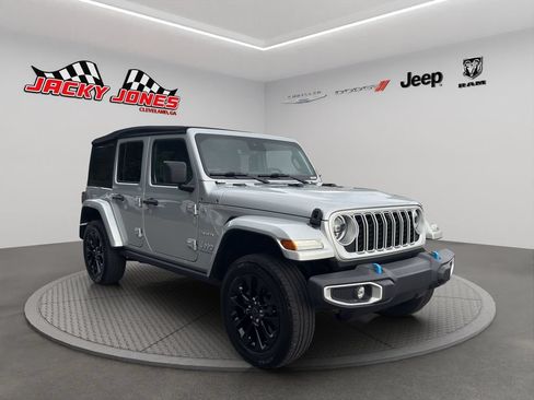 Used 2024 Jeep Wrangler Unlimited Sahara w/ Technology Group AWD/4WD image 13
