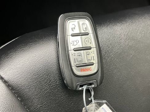 Used 2025 Chrysler Pacifica Select image 26