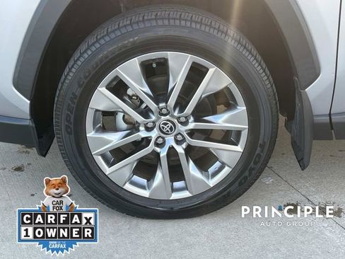 Used 2021 Toyota RAV4 XLE Premium image 7