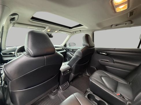 Used 2021 Toyota Highlander XLE image 31