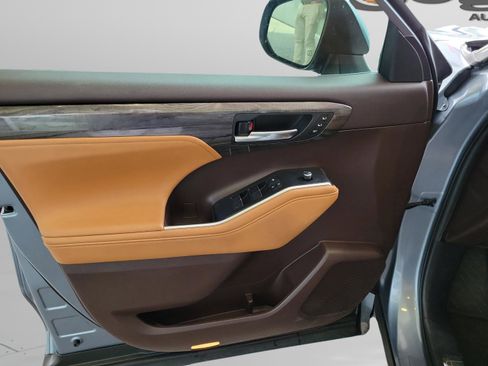 Used 2020 Toyota Highlander Platinum image 28