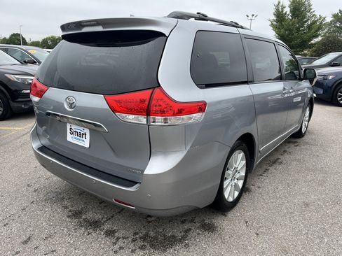 Used 2014 Toyota Sienna Limited w/ Limited Premium Package FWD image 5
