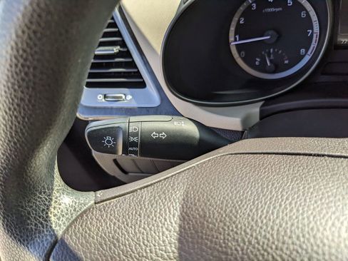 Used 2018 Hyundai Santa Fe SE image 32