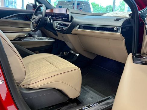 New 2026 Cadillac Lyriq Signature Sport w/ LPO, Bronce Accent Package AWD/4WD image 12