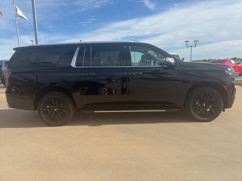 Used 2021 Chevrolet Suburban Premier w/ Premium Package RWD image 6