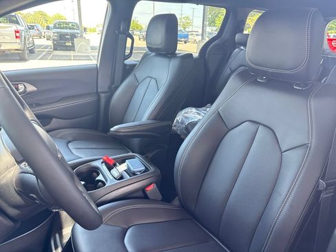 New 2027 Chrysler Pacifica Select FWD image 17