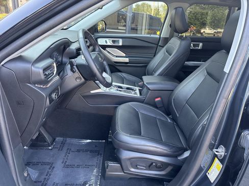 Used 2024 Ford Explorer Limited w/ Limited Technology Package AWD/4WD image 3