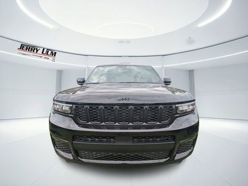 New 2025 Jeep Grand Cherokee L Limited w/ Black Appearance Package AWD/4WD image 7
