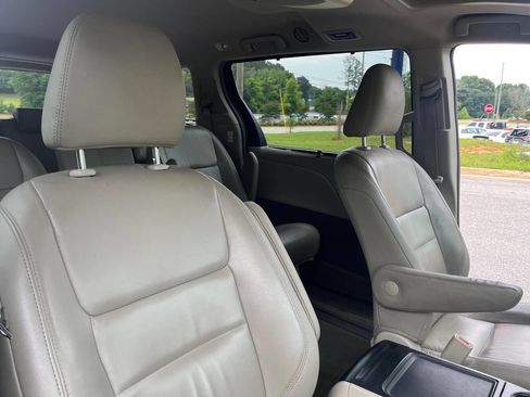 Used 2016 Toyota Sienna XLE FWD image 23