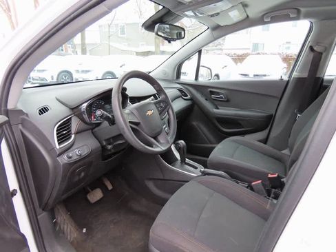 Used 2018 Chevrolet Trax LS image 2