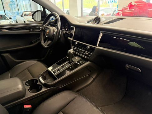Used 2022 Porsche Macan AWD/4WD image 36
