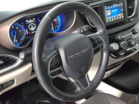 Used 2019 Chrysler Pacifica Touring Plus w/ Tire & Wheel Group FWD image 23