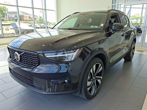 Used 2024 Volvo XC40 B5 Plus w/ Climate Package AWD/4WD image 3