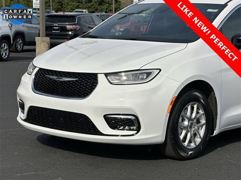 Used 2025 Chrysler Pacifica Select image 29