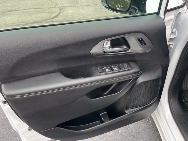 Used 2026 Chrysler Pacifica Select FWD image 6