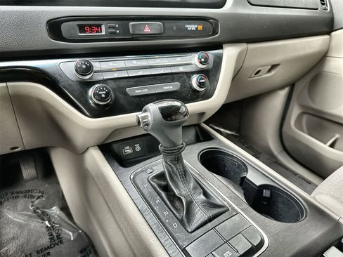 Used 2016 Kia Sedona LX image 17