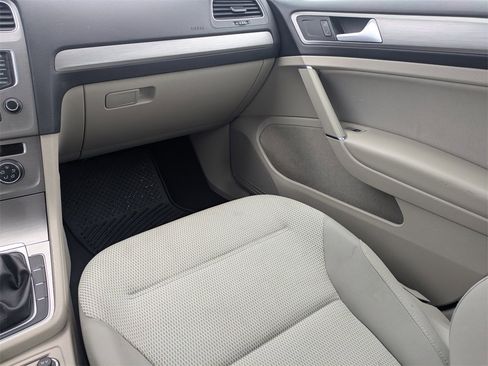 Used 2017 Volkswagen Golf S image 18