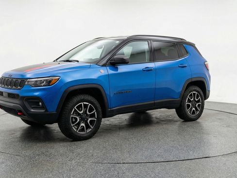Used 2025 Jeep Compass Trailhawk image 3