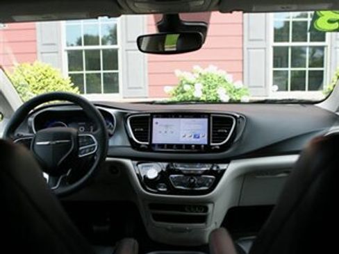 Used 2023 Chrysler Pacifica Touring-L FWD image 22