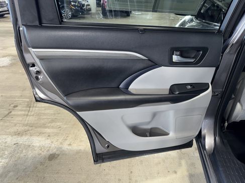 Used 2019 Toyota Highlander Limited w/ Phone Cable & Charge Package image 17