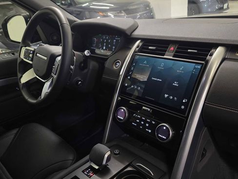 Used 2025 Land Rover Discovery Dynamic SE image 11