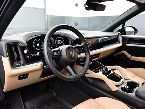Used 2025 Porsche Cayenne E-Hybrid image 4