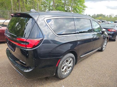 Used 2023 Chrysler Pacifica Limited image 4