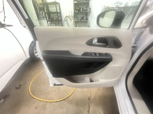 Used 2024 Chrysler Pacifica Touring-L image 13