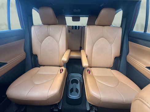 Used 2023 Toyota Highlander Platinum FWD image 7