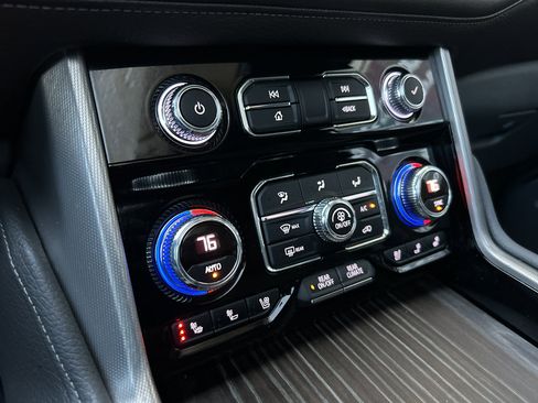 Used 2022 GMC Yukon XL Denali image 25