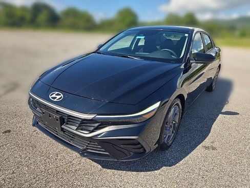 Used 2024 Hyundai Elantra SEL FWD image 9