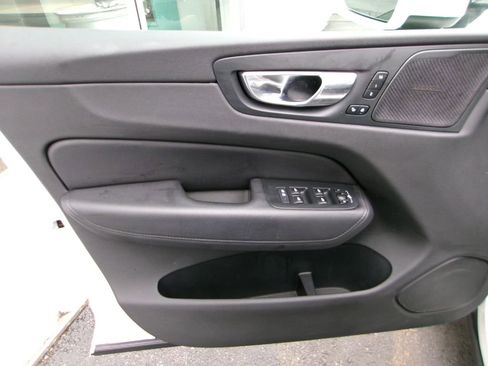 Used 2021 Volvo XC60 T5 Momentum w/ Premium Package image 8