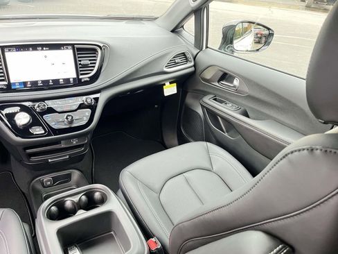 New 2026 Chrysler Pacifica Select FWD image 28