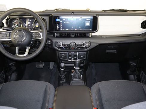 Used 2025 Jeep Wrangler Unlimited Sahara image 14