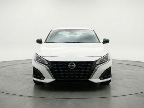 Used 2025 Nissan Altima 2.5 SV FWD image 2
