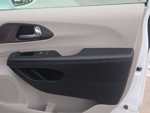 Used 2019 Chrysler Pacifica Touring-L Plus w/ Tire & Wheel Group FWD image 30