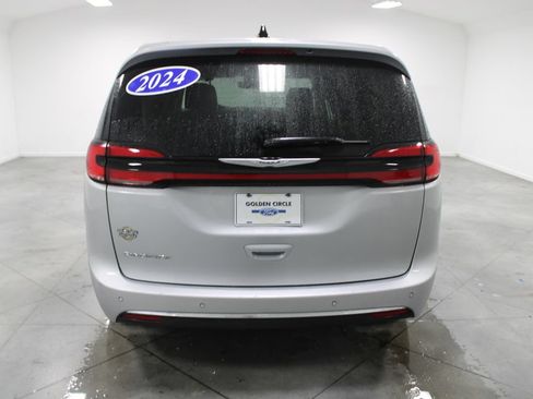 Used 2024 Chrysler Pacifica Touring-L FWD image 8