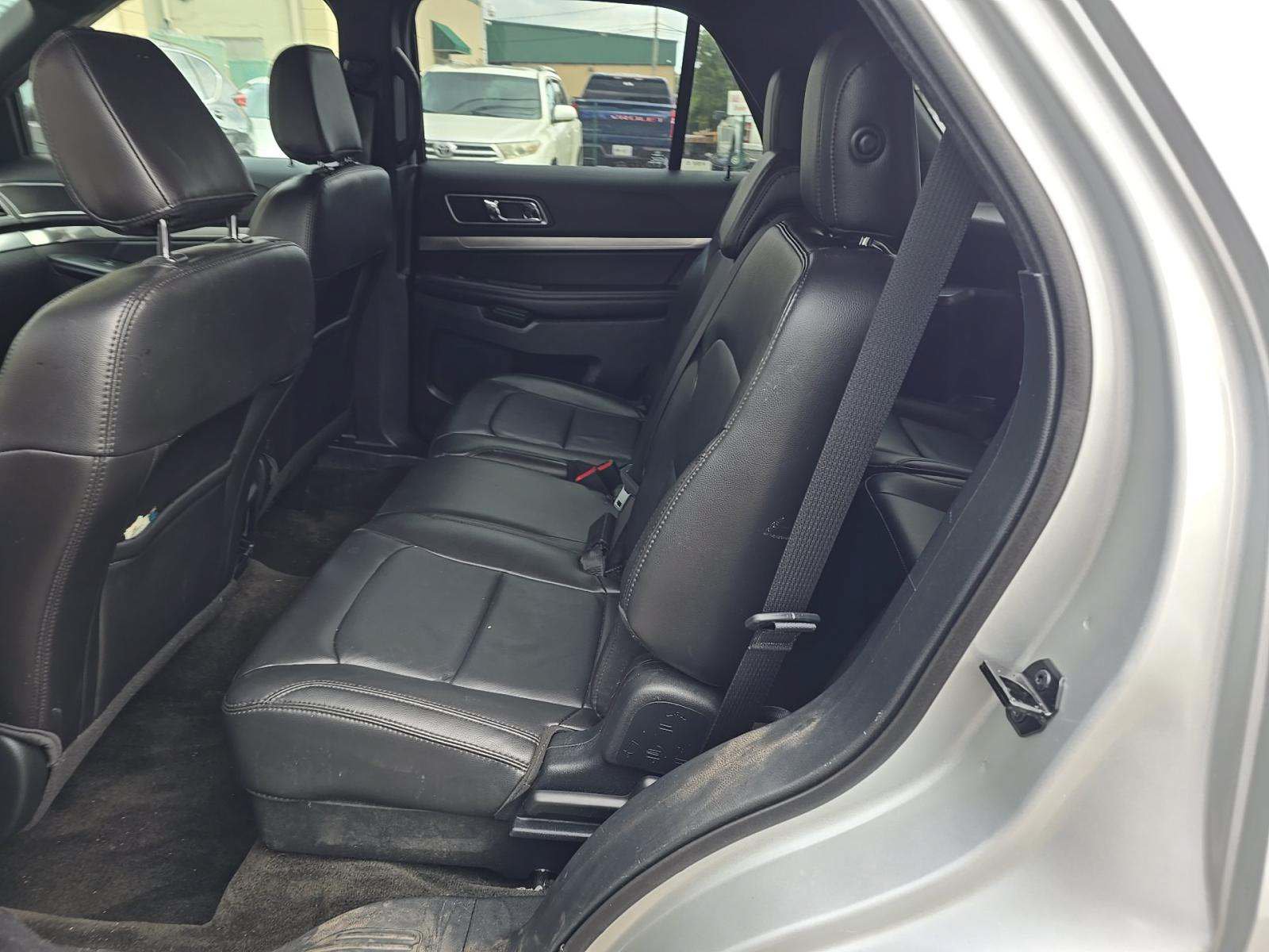 Used 2018 Ford Explorer XLT w/ Equipment Group 202A AWD/4WD image 6