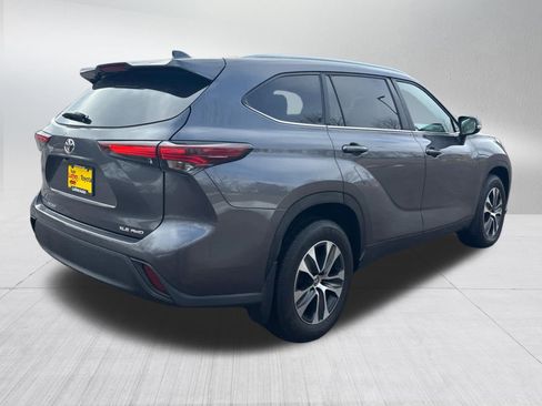 Used 2024 Toyota Highlander XLE image 6