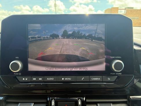 Used 2025 Nissan Pathfinder SV FWD image 21