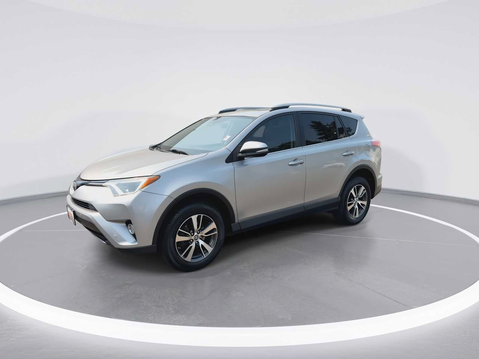 Used 2017 Toyota RAV4 XLE AWD/4WD image 4