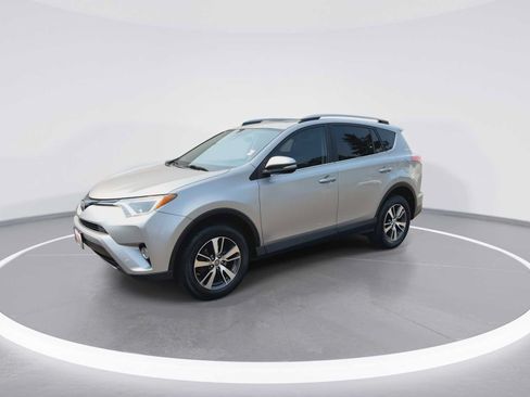 Used 2017 Toyota RAV4 XLE AWD/4WD image 4