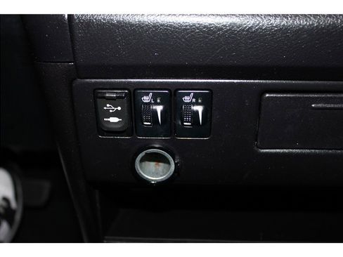 Used 2017 Toyota Sienna SE image 32