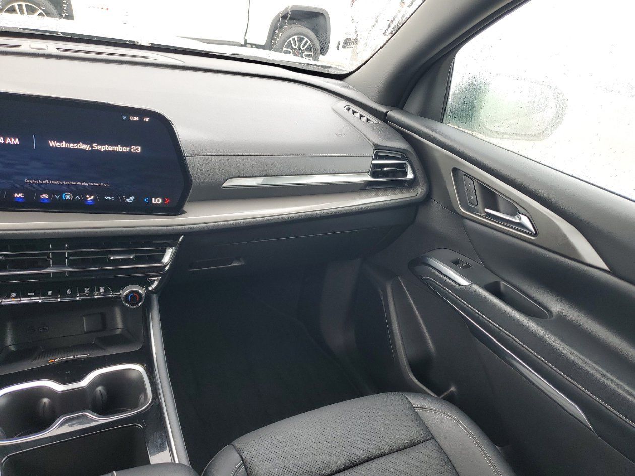 Used 2026 Chevrolet Traverse LT FWD image 13