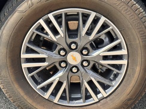 Used 2025 Chevrolet Traverse LT w/ Driver Confidence Package FWD image 3
