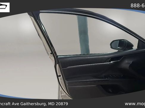Used 2018 Toyota Camry LE FWD image 13