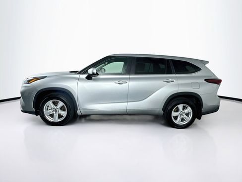 Used 2024 Toyota Highlander LE AWD/4WD image 6